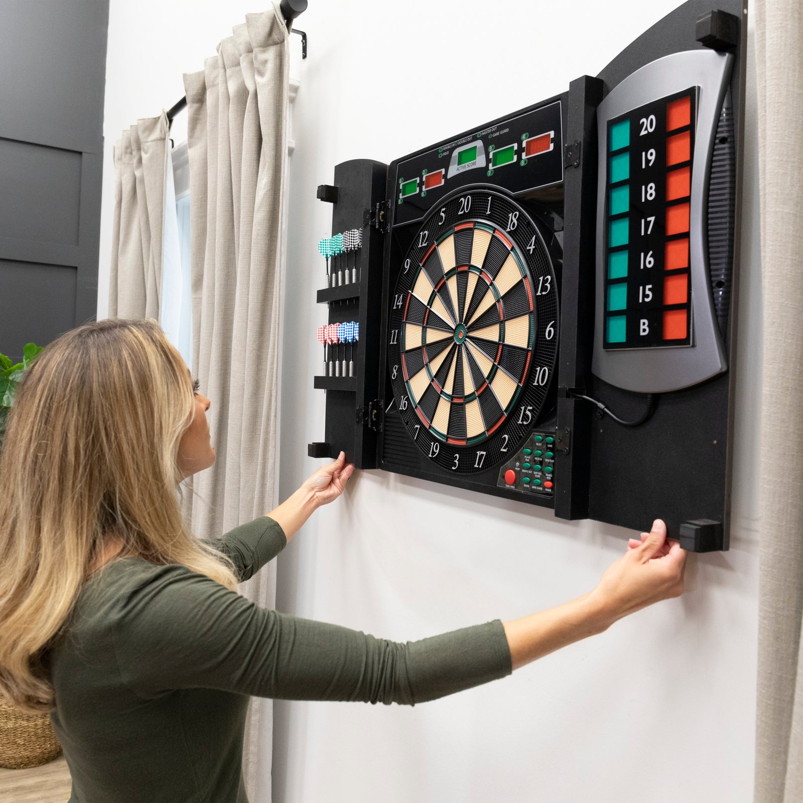 CricketMaxx 4.0 Electronic Dartboard Cabinet Set | Escalade